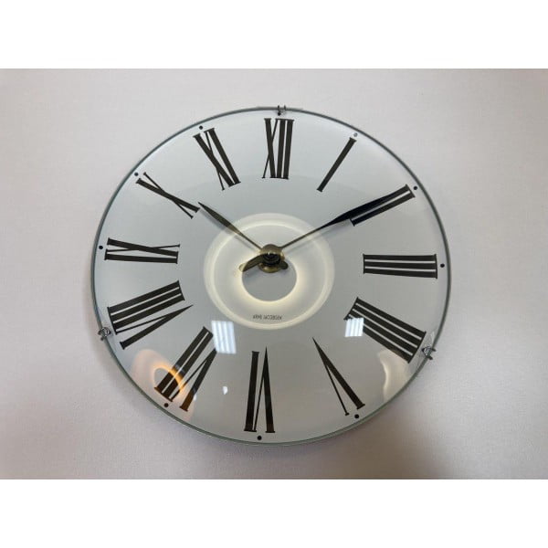 Настенные часы римские Arne Jacobsen