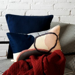 Подушка декоративная из хлопка фактурного плетения темно-синего цвета из коллекции Essential, 45х45 см
